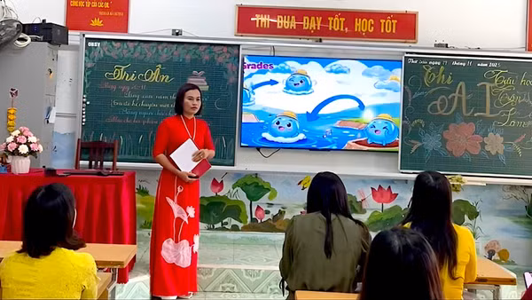 Giáo viên giới thiệu về tác phẩm của mình trong Cuộc thi thiết kế bài giảng ứng dụng trí tuệ nhân tạo (AI) tại Trường Tiểu học Trần Lãm (phường Trần Lãm). Ảnh: NVCC