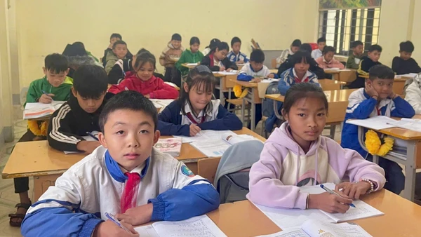 Lò Thái Trường (bên trái) chăm chỉ học tập, kiên trì vượt qua bạo bệnh.