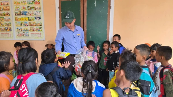 Thầy Ngô Duy Hưng mang những món quà yêu thương đến học sinh vùng cao. Ảnh: NVCC