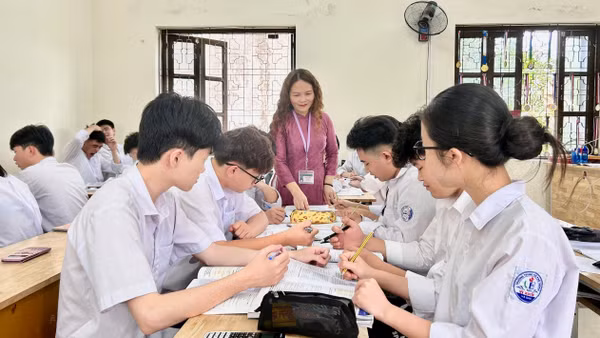 Cô và trò lớp 12, Trường THPT Vị Xuyên.