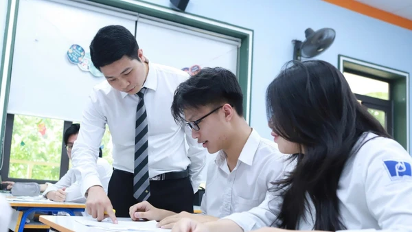 Thầy, trò Trường THPT Phan Đình Phùng (Hà Nội). Ảnh: ITN