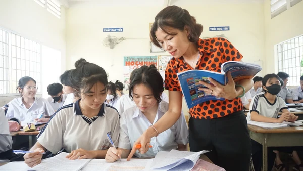 Cô trò Trường THCS Trần Quang Khải (TPHCM). Ảnh minh họa: INT