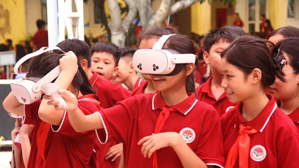Học sinh Trường THCS Vĩnh Hưng (Hà Nội) tham gia Ngày hội STEM - AI - Robotics năm 2025. Ảnh: TG