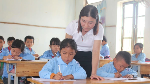 Giáo viên Trường Tiểu học Hương Liên (xã Phúc Trạch, Hà Tĩnh). Ảnh minh họa