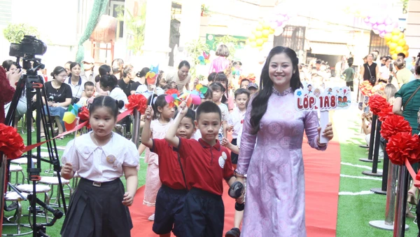 Cô, trò Trường Tiểu học Vĩnh Tuy (Vĩnh Hưng, Hà Nội). Ảnh: TG