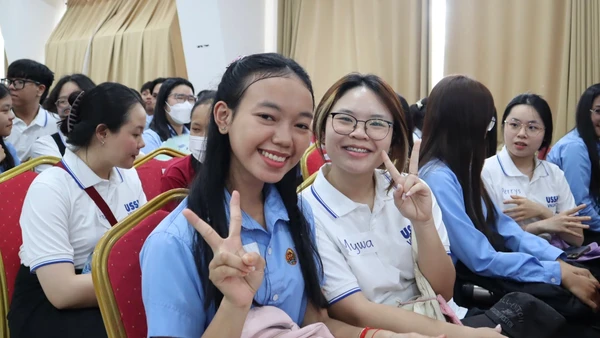 Sinh viên Trường Đại học Khoa học Xã hội và Nhân văn (Đại học Quốc gia TPHCM) giao lưu văn hóa với sinh viên Đại học Hoàng gia Phnôm Pênh. Ảnh: HCMUSSH