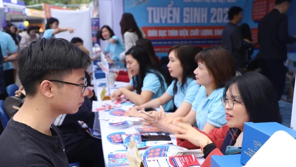 Học sinh tham dự Ngày hội tư vấn Tuyển sinh - Hướng nghiệp 2025. Ảnh minh họa: INT