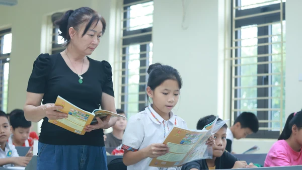 Cô trò Trường Tiểu học Nam Phương Tiến A (Xuân Mai, Hà Nội) trong giờ học trên lớp. Ảnh: Khôi Nguyên