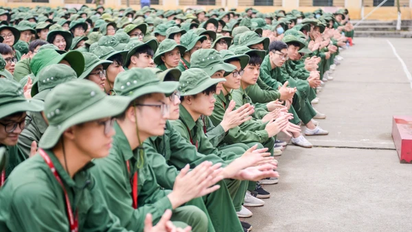 Sinh viên theo học tại Trung tâm GDQPAN Trường Đại học Sư phạm Hà Nội 2. Ảnh: Lan Anh