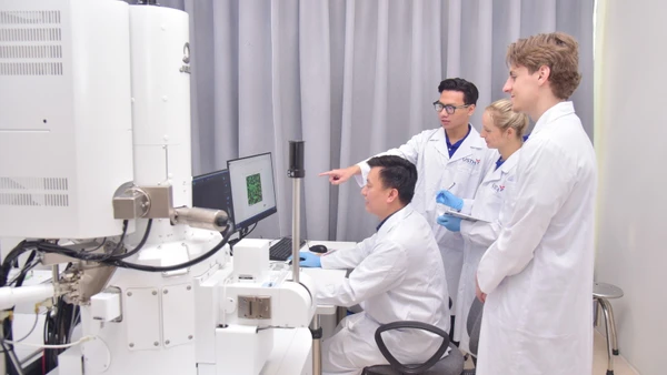 Thầy trò Trường Đại học Khoa học và Công nghệ Hà Nội. Ảnh: NTCC