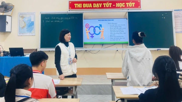 Giờ học lồng ghép Luật Bình đẳng giới tại Trường THPT Nghi Lộc 2. Ảnh: TG
