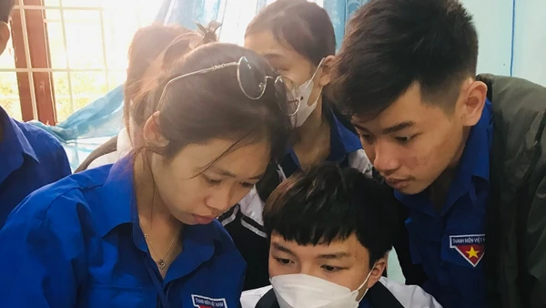 Học sinh lớp 10 Trường THPT số 2 Đức Phổ thực hành môn Sinh học tại phòng bộ môn. Ảnh: NTCC