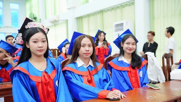 Sinh viên Trường Đại học Kiên Giang trong buổi lễ tốt nghiệp. Ảnh: NY