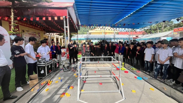 UBND xã Tri Lễ (Lạng Sơn) tổ chức Ngày hội STEM cho học sinh. Ảnh: Ngô Chuyên