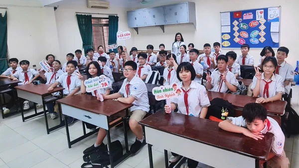 Cô Đinh Thị Bích Liên và học trò trong giờ tiếng Anh. Ảnh: NVCC