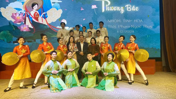 TS Hoàng Công Dụng trong một hoạt động nghệ thuật của Trường Đại học Sư phạm Nghệ thuật Trung ương. Ảnh: NVCC