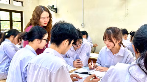 Cô Phạm Thị Liên và học sinh Trường THPT Vị Xuyên, Tuyên Quang, trong giờ học Tiếng Anh. Ảnh: NVCC