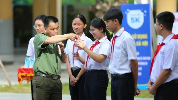 Trường THCS Nguyễn Huệ tổ chức sinh hoạt chuyên đề “Tập huấn An toàn trên không gian mạng” cho học sinh. Ảnh: NTCC