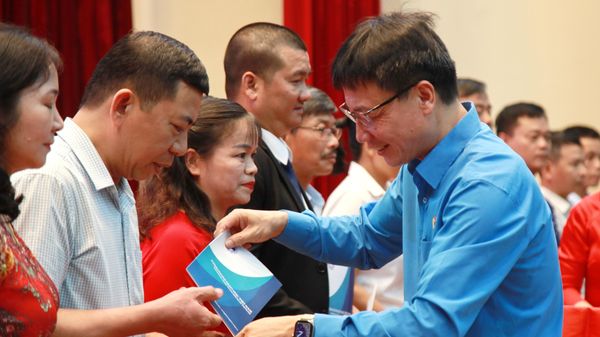 Ông Nguyễn Ngọc Ân - Chủ tịch Công đoàn Giáo dục Việt Nam tặng quà cho các nhà giáo gia đình chính sách, hoàn cảnh khó khăn. Ảnh: Lan Anh