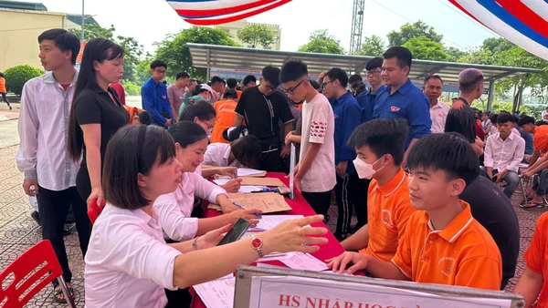 Học sinh tham gia nhập học hệ 9+ ở Trường Cao đẳng nghề Kỹ thuật Công nghệ (Hà Nội). Ảnh: NC