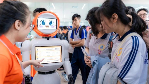 Học sinh THPT tham gia hoạt động trải nghiệm công nghệ tại Trường Đại học FPT Cần Thơ. Ảnh: TG