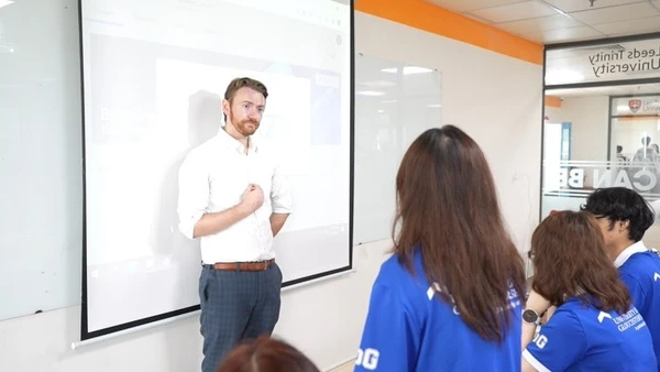 Giảng viên nước ngoài giảng dạy tại Trường Đại học Kinh tế - Tài chính TP Hồ Chí Minh. Ảnh: UEF