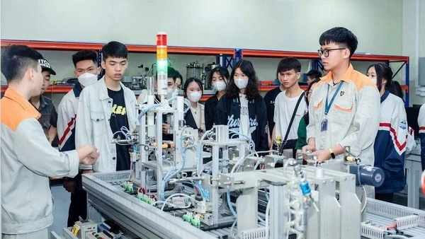 Sinh viên Trường Cao đẳng Lý Thái Tổ (Bắc Ninh) giới thiệu cho học sinh THPT trong chương trình trải nghiệm hướng nghiệp. Ảnh: TG