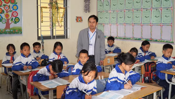 Giáo viên và học sinh Trường Phổ thông DTBT Tiểu học Mường Lống 2 (Nghệ An). Ảnh: Hồ Lài