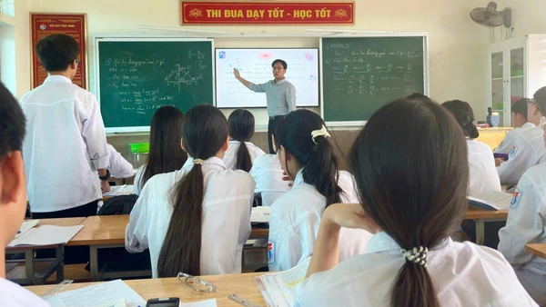 Thầy Lê Đình Tú trong một tiết dạy tại Trường THPT Huỳnh Thúc Kháng. Ảnh: Hồ Lài