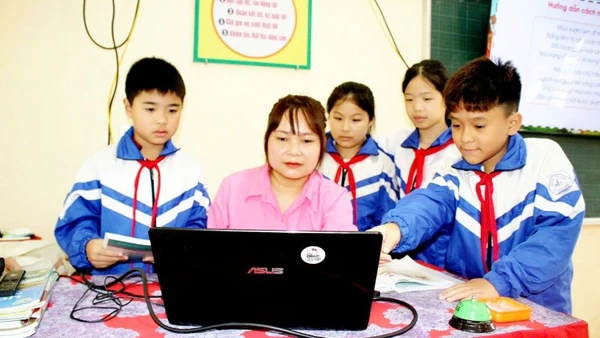 Cô và trò Trường Tiểu học Thanh Ninh (xã Kha Sơn, Thái Nguyên) hào hứng tìm hiểu công nghệ số.