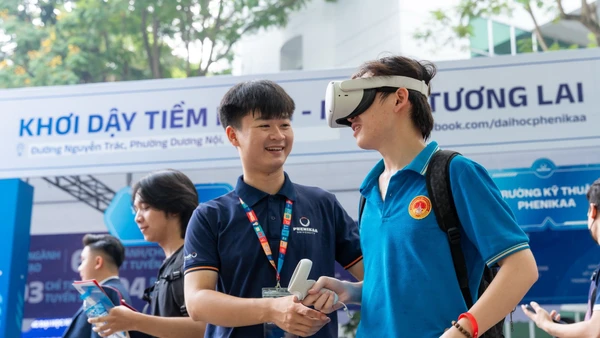 Học sinh trải nghiệm thiết bị trí tuệ nhân tạo tại Ngày hội lựa chọn nguyện vọng xét tuyển 2025. Ảnh minh họa: Minh Phong
