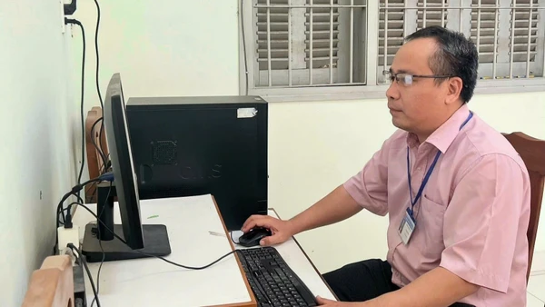 Ông Phan Trọng Hải - Phó Hiệu trưởng Trường THPT Nguyễn Huệ (Vĩnh Long) thực hiện thu thập minh chứng kiểm định chất lượng bằng phần mềm. Ảnh: NVCC