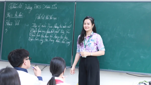 Giờ chữa đề môn Ngữ văn của cô, trò lớp 9 Trường THCS Nguyễn Bỉnh Khiêm (Phúc Lợi, Hà Nội). Ảnh: Khôi Nguyên