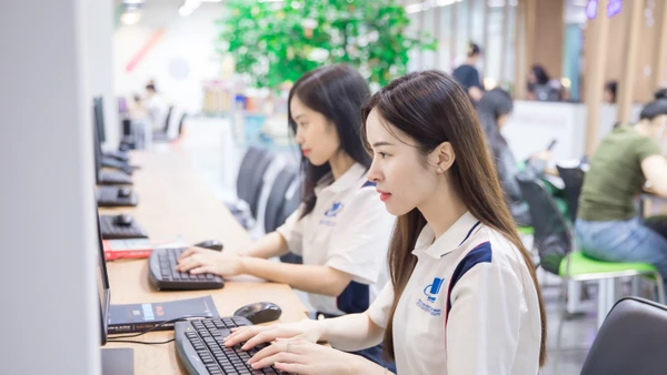 Sinh viên Trường Đại học Mở TPHCM trong giờ tự học. Ảnh: NTCC