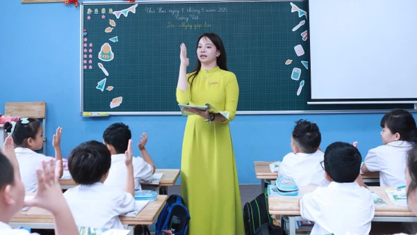 Cô trò Trường Tiểu học Đại Mỗ 3 (Tây Mỗ, Hà Nội). Ảnh: Đình Tuệ