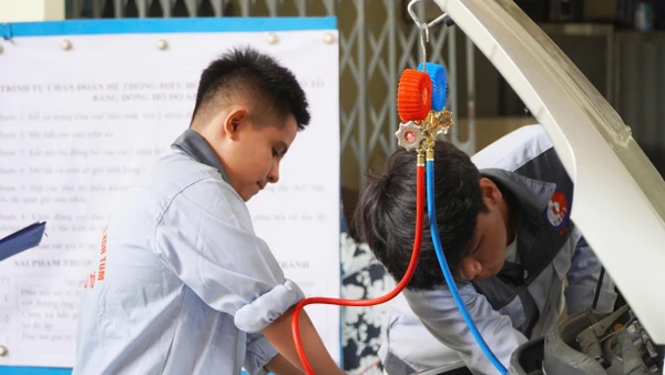 Sinh viên Trường Cao đẳng Kon Tum trong giờ thực hành .