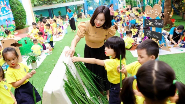 Bà Nguyễn Thị Mai Vân - Phó Hiệu trưởng Trường Mầm non Hà Trì (Hà Đông, Hà Nội) hướng dẫn hoạt động trải nghiệm cho trẻ. Ảnh: Đình Tuệ