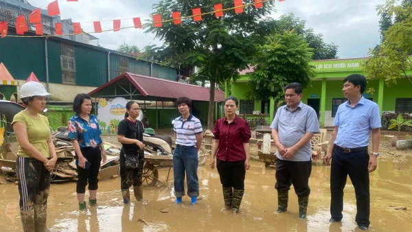 Bà Vương Ngọc Hà (thứ 3 từ phải sang) - Phó Chủ tịch UBND tỉnh Tuyên Quang thăm và động viên Trường Mầm non Hoa Mai (phường Hà Giang 2).