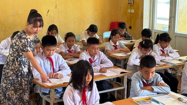 Cô Bùi Thị Giang Châu - Trường THCS Mường Chanh tận tình chỉ dạy học trò trên lớp.
