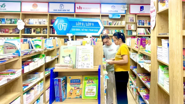 Phụ huynh học sinh Nghệ An đến đại lý mua sách giáo khoa cho con vào năm học mới. Ảnh: Hồ Lài