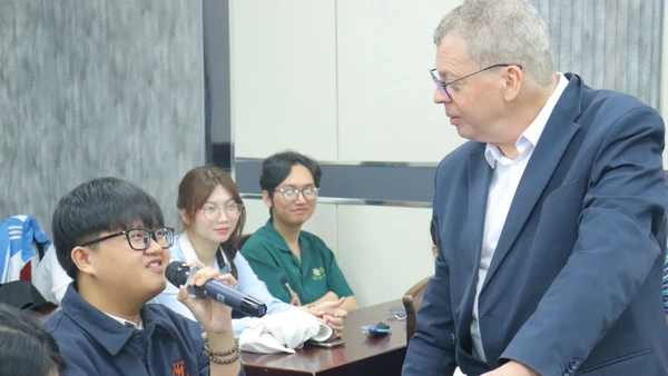 Sinh viên giao lưu cùng ông Dirk Gebuijs - giảng viên tại Sintermeerten College (Hà Lan) trong tọa đàm “Viết sáng tạo và Phê bình phim ảnh”. Ảnh: NTCC 