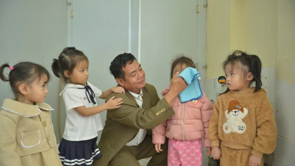 Thầy Lương Văn Sắng và những đứa học trò lên 3 của mình.