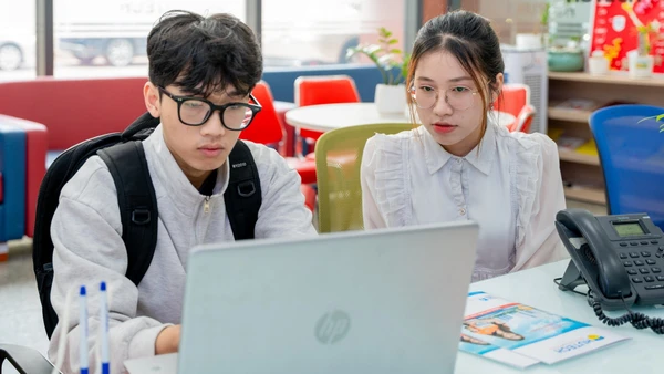 Thí sinh tìm hiểu thông tin tuyển sinh tại Trường Đại học Công nghệ TPHCM. Ảnh: HUTECH