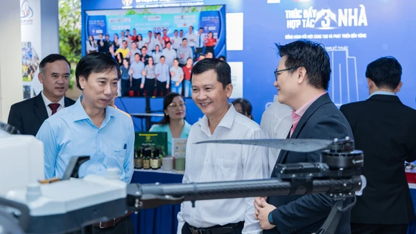 Đại biểu tham quan gian trưng bày sản phẩm đổi mới sáng tạo tại Hội nghị Thúc đẩy hợp tác Ba Nhà, Trường Đại học Công nghệ Kỹ thuật TPHCM, tháng 11/2025. Ảnh: UTE