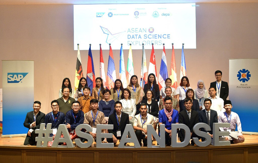 Ban giám khảo chụp ảnh lưu niệm với các đội tham dự vòng chung kết khu vực ASEANDSE 2019.