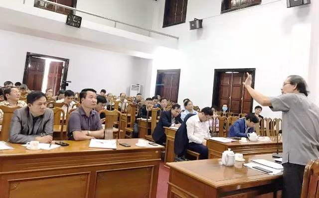 Buổi họp của ngành văn hóa Hà Tĩnh vẫn giữ ý kiến để lại đình tại Khu lưu niệm Nguyễn Du.