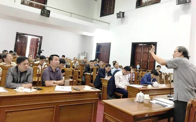 Buổi họp của ngành văn hóa Hà Tĩnh vẫn giữ ý kiến để lại đình tại Khu lưu niệm Nguyễn Du. Buổi họp của ngành văn hóa Hà Tĩnh vẫn giữ ý kiến để lại đình tại Khu lưu niệm Nguyễn Du.