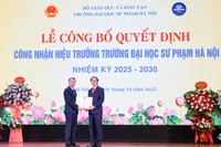 Thứ trưởng Thường trực Bộ GD&ĐT Phạm Ngọc Thưởng trao Quyết định cho PGS.TS Nguyễn Đức Sơn.
