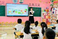 Cô Lê Thị Thanh Huyền và học sinh Trường Tiểu học Châu Sơn (Ba Vì, Hà Nội) trong giờ học tiếng Anh.
