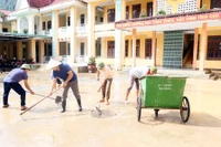 Thầy cô Trường Tiểu học và THCS Thượng Hóa (Quảng Trị) dọn vệ sinh trường lớp để đón năm học mới. Ảnh: Đức Tài.